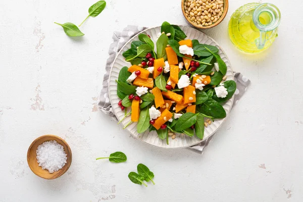 Vue Aérienne Salade Citrouille Noyer Cendré Rôti Sur Assiette Blanche — Photo