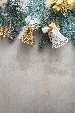 Noel arkaplanı, kar dekorasyonlu yeşil dallar.