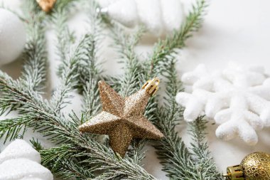 Yeşil dallar ve tatil geçmişi üzerine Noel yıldızı