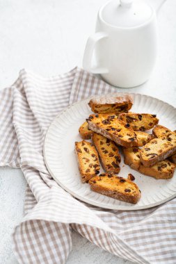 Tatlı biscotti cantuccini tabakta 