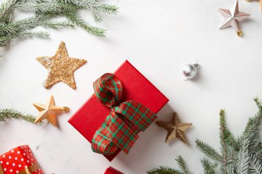 Işık yüzeyindeki kırmızı hediye kutusunun üst görüntüsü