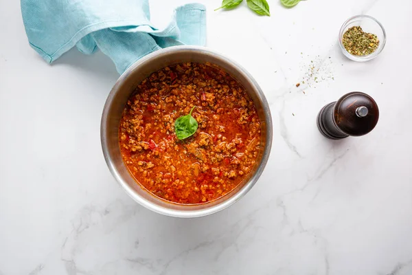 Kırmızı et sosunun mermer yüzeydeki bolonez sosunun üst görüntüsü