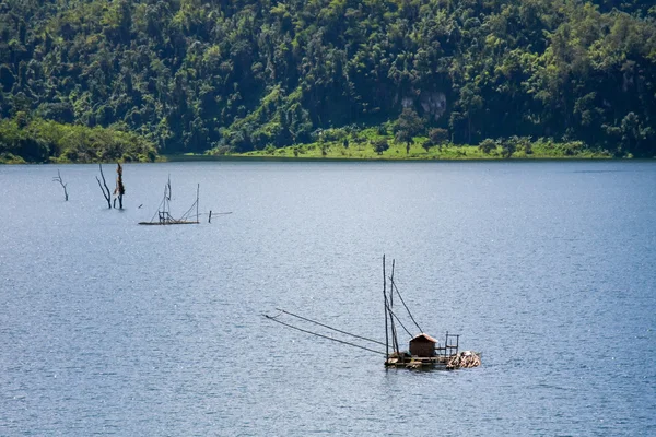 Una tradizionale rete da pesca a Sangklaburi — Foto Stock