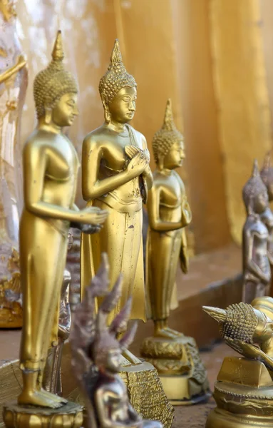 Estátuas de buda de ouro em pé no Templo de Wangvivagegaram, Karnjana — Fotografia de Stock