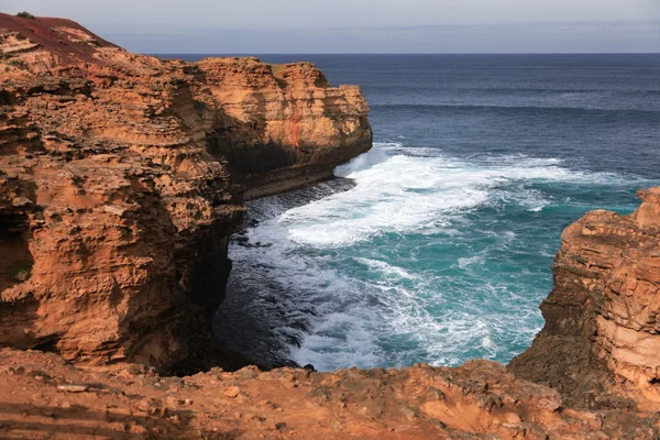 Klippe und starke Wellen entlang der großen Ozeanstraße, Australien — Stockfoto