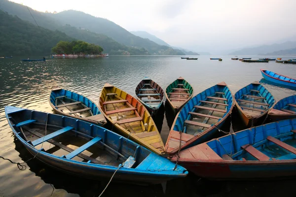 Bunte Boote in phewa Lake, Nepal — Stockfoto