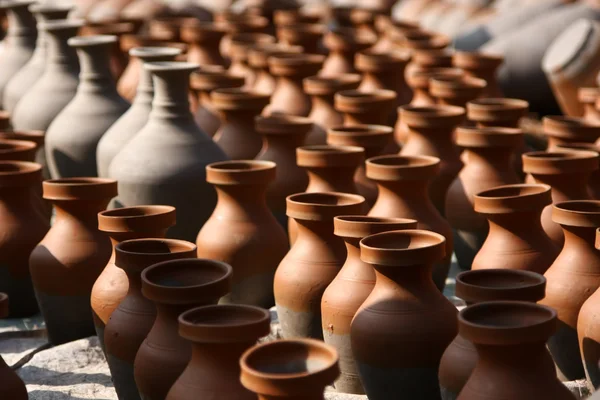 Traditional pottery craftsmanship — Stock Photo, Image