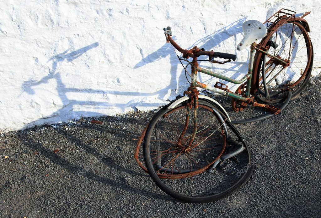 An old abandoned bicycle