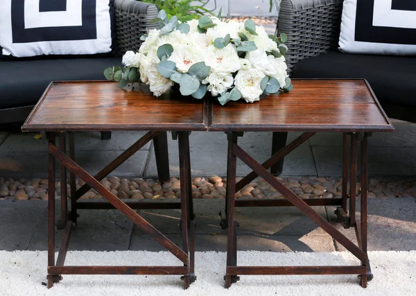 Mesa de madera decorada con rosas blancas —  Fotos de Stock