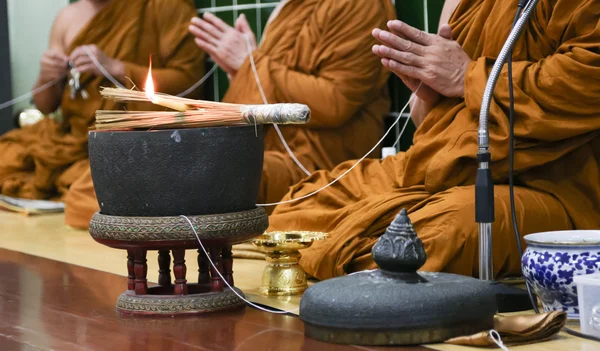 Praying thai bhuddhist monks — Stock Photo, Image