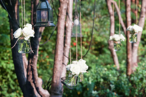 Rosas blancas en un jarrón de vidrio —  Fotos de Stock