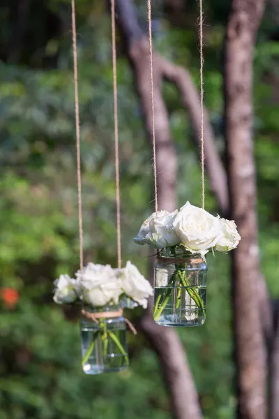 Rosas blancas en un jarrón de vidrio —  Fotos de Stock