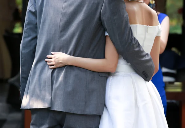 Recém-casados colocar seus braços em torno uns dos outros cintura — Fotografia de Stock