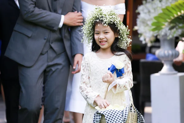 Schattig klein meisje van de bloem in de ceremonie van het huwelijk Stockafbeelding