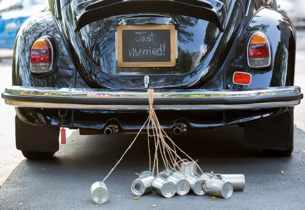 Apenas casado sinal e latas anexado — Fotografia de Stock