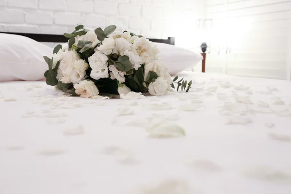 Honeymoon bed decorated with white rose — Stock Photo, Image