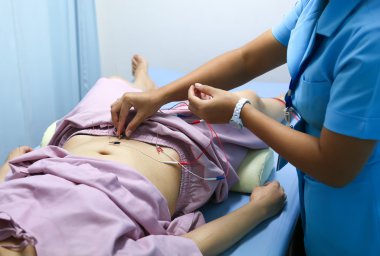 Elektrik akupunktur tedavisi için bir hemşire tarafından teşvik edici bir bir