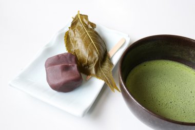 Japon sakura moshi pasta tatlı taze yeşil çay ile
