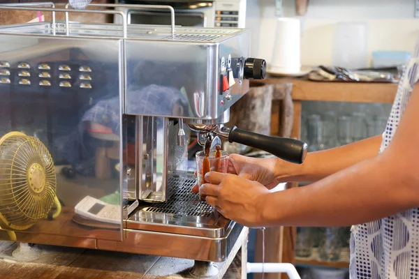 Haciendo una doble toma de café expreso de la máquina de café — Foto de Stock
