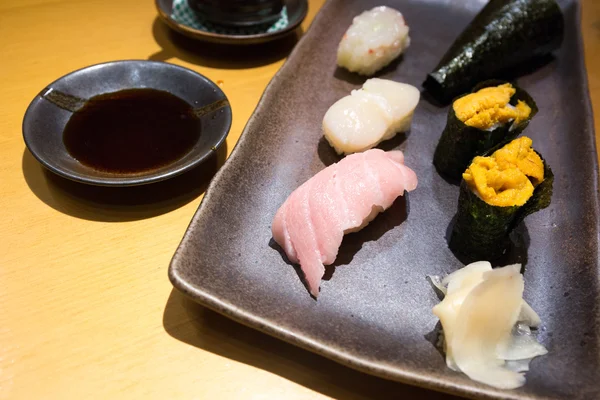 黒のプレートで新鮮な寿司のグループ — ストック写真