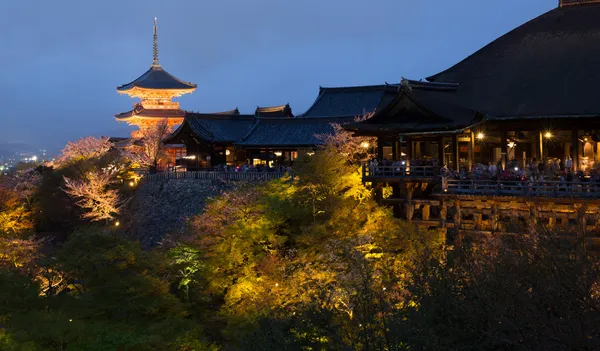 Kiyomizu chrámu v noci v Kjótu, Japonsko — Stock fotografie