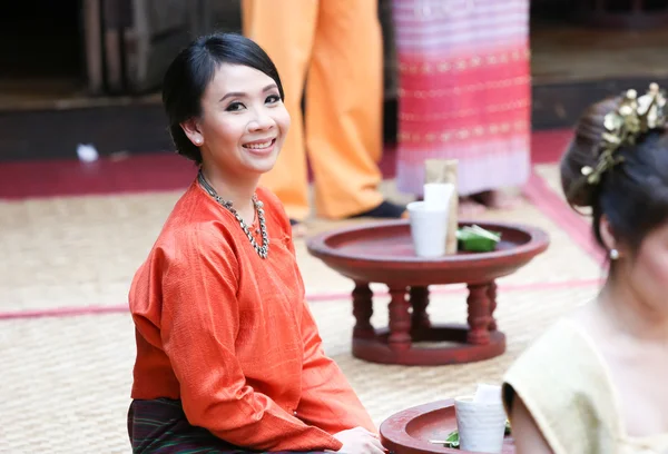 Thai kvinna i en traditionell norra thailändska dräkt — Stockfoto