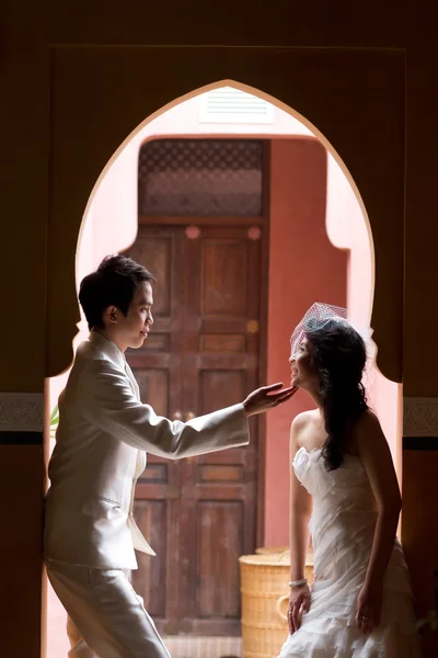 Verliebte Braut und Bräutigam posieren in romantischer Rührung — Stockfoto