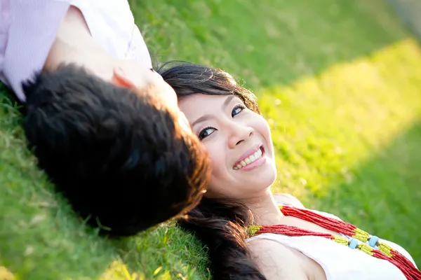 Una joven pareja enamorada se está relajando cerca unos de otros — Foto de Stock