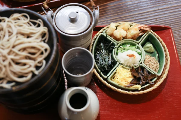Japon tarzı soğuk soba noodle Topingler bir tepsi — Stockfoto