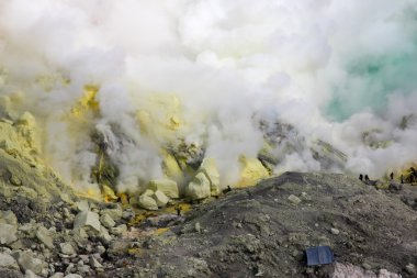 işçiler ile Kükürt madeni