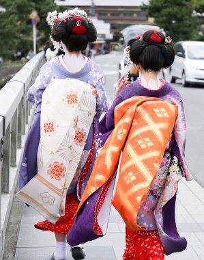 arashiyama, bir köprü üzerinde yürüyen iki geyşa Japonya