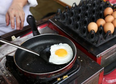 yumurta kadar güneşli tarafı bir şef yemek