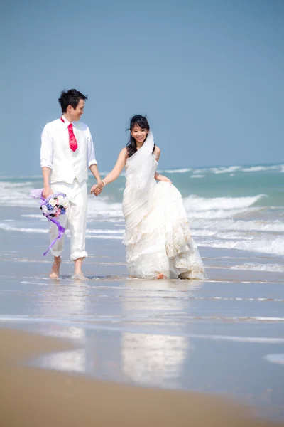 I kärlek poserar brudparet i romantiska känslor — Stockfoto