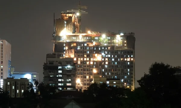 Sitio de construcción por la noche en Bangkok área urbana —  Fotos de Stock