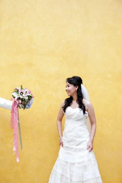 Une jeune mariée est offerte avec un beau bouquet — Photo