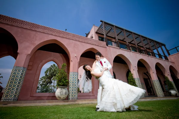 Zamilovaný ženich a nevěsta tančí v zahradě — Stock fotografie