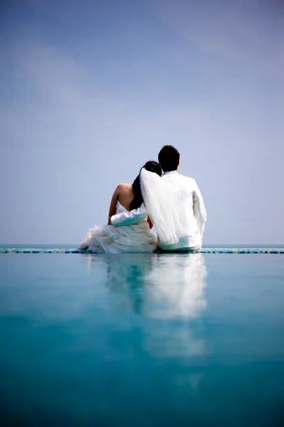 Verliebte Braut und Bräutigam posieren in romantischer Rührung — Stockfoto