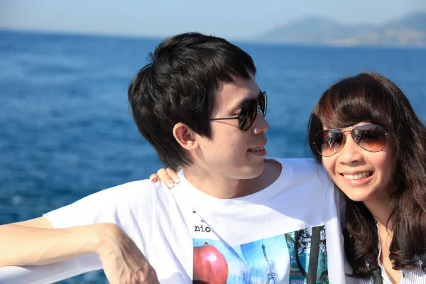 Heureux asiatique couple sur un voilier — Photo