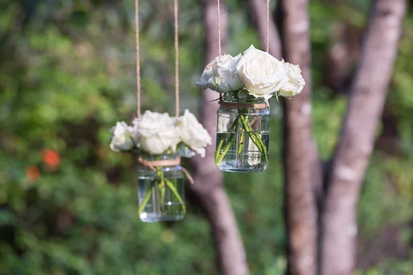 Rosas blancas en un jarrón de vidrio —  Fotos de Stock