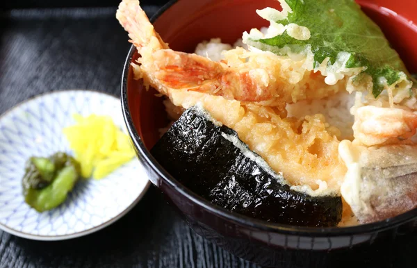 Diepe gebakken garnalen genaamd tempura bovenop Japanse rijst — Stockfoto