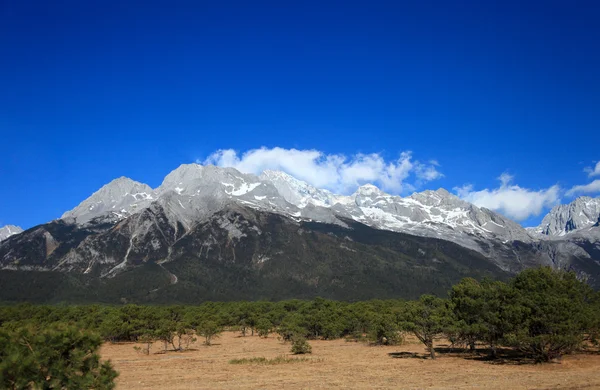 Jade dragon snow mountain in Yunnan, China — Stockfoto