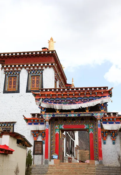 Puerta colorida en el monasterio de Songzanlin en Zhongdian (Shangri-La ), —  Fotos de Stock