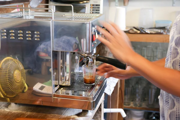 Att göra en dubbel shot espresso med avsiktligt rörelseoskärpa — Stockfoto