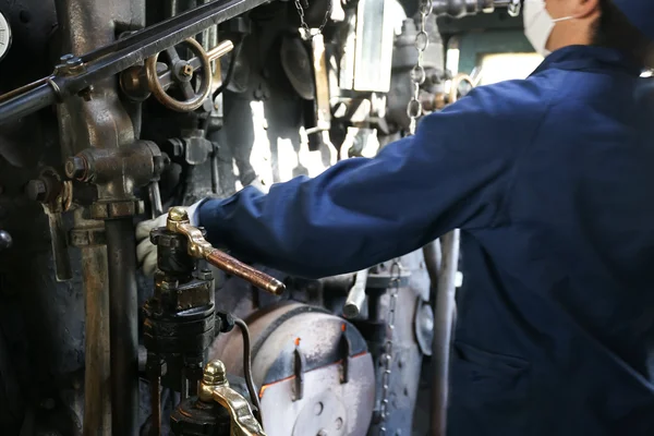 Stream lavoratore treno all'interno della cabina di pilotaggio — Foto Stock