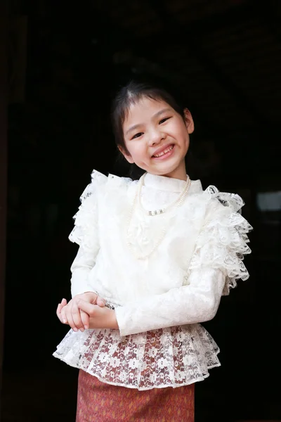 Malá thajská dívka v tradičním kostýmu — Stock fotografie