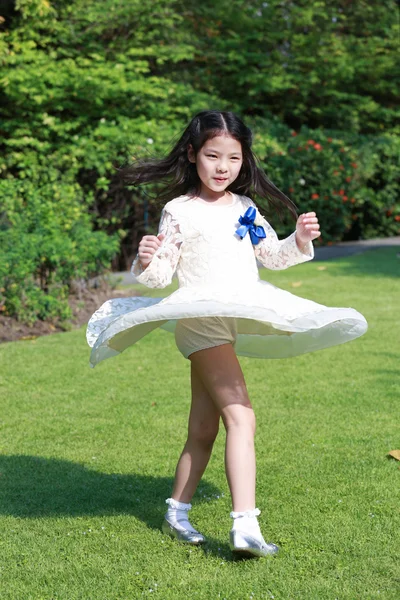Roztomilá malá Asiatka se točí v radosti — Stock fotografie