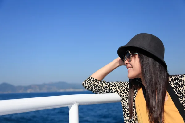 航行ボートで良い時間を過ごして幸せなアジアの少女 ストック画像