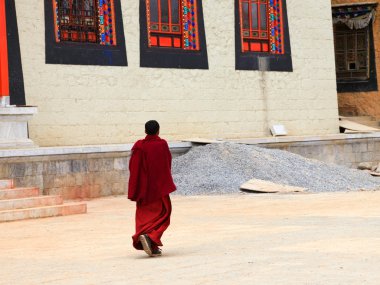 Tibet keşiş zhongdian (shang songzanlin manastırda yürüyüş