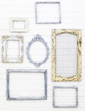 Vintage fotoğraf çerçeveleri beyaz tuğla duvar zemin üzerine