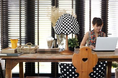 herhangi bir commercia için çalışan kadın arka plan ı kasten bulanık